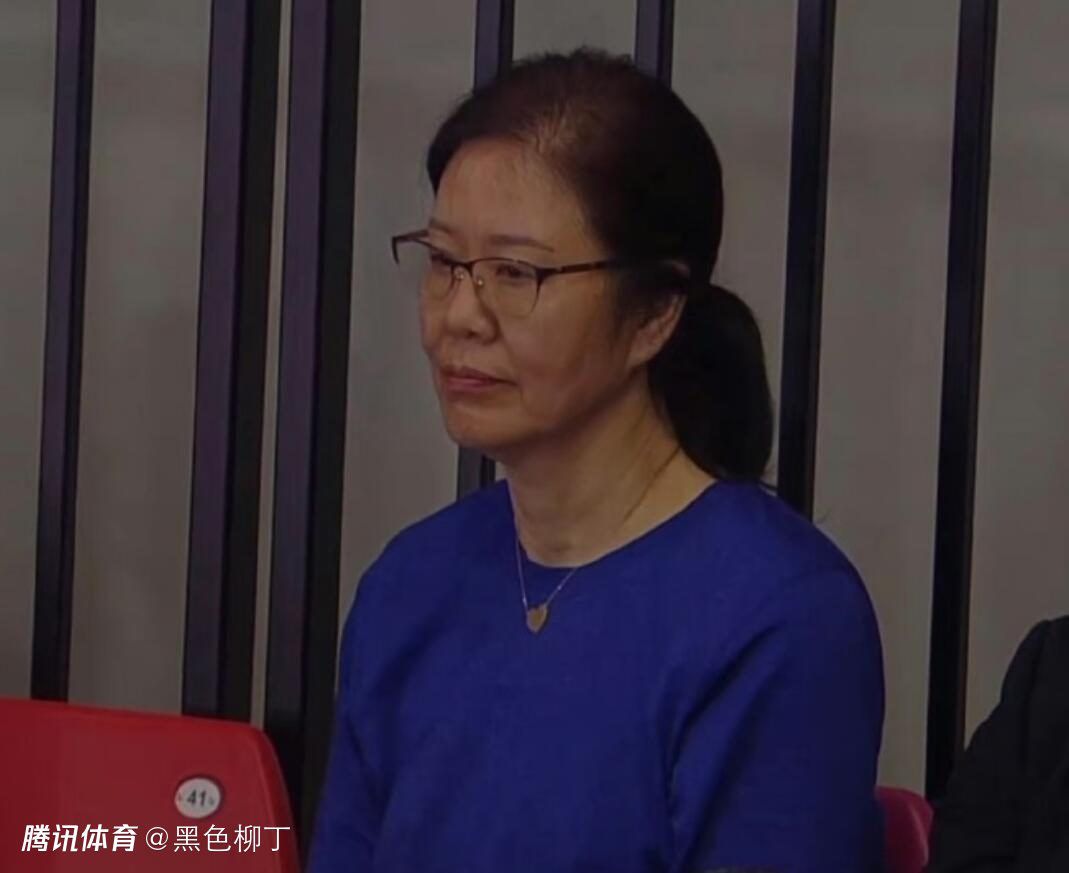 叶辰也发现，周边关于顾秋怡的宣传广告越来越多，公交车站的背景广告、电梯里的电子流媒体广告、路边的巨型广告牌、高楼大厦楼面上的展示位，几乎都是顾秋怡演唱会的宣传素材。